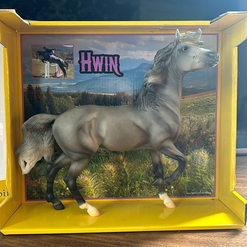 COPY - “HWIN” FAMOUS JUMPER BRYER HORSE